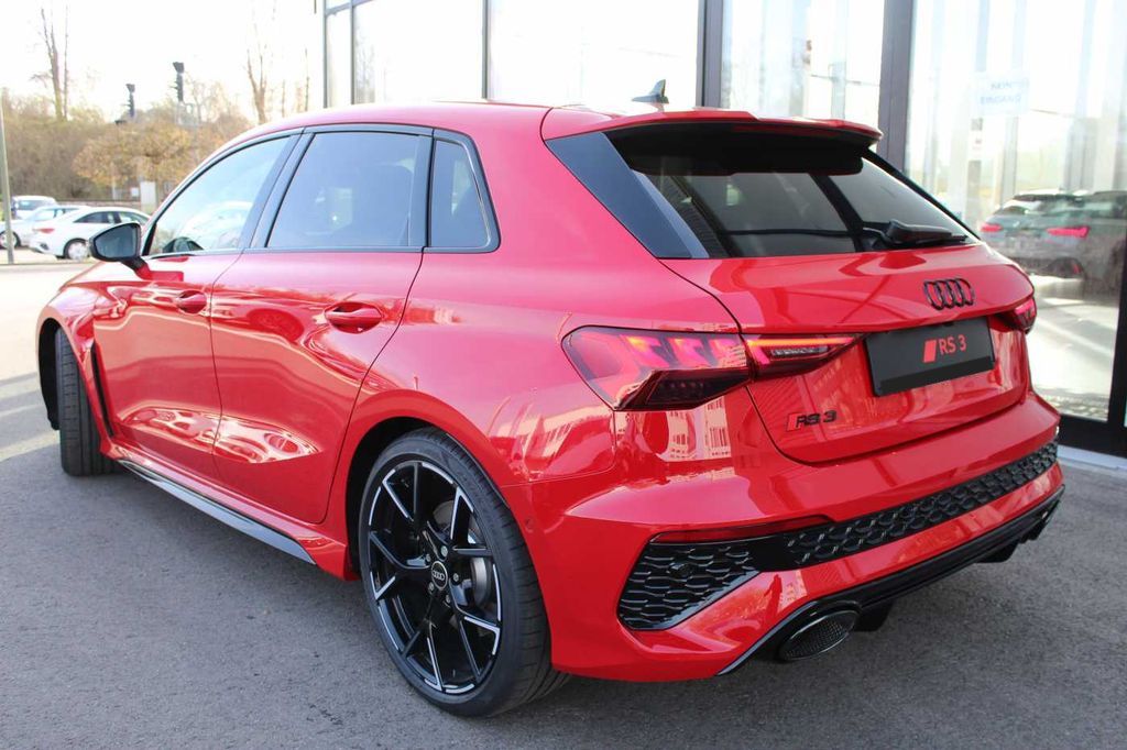 AUDI RS3 SPORTBACK | NOVÉ AUTO SKLADEM | super sportovní hatchback | výkon 400 koní | červený designový paket | super cena 1.649.000,- Kč bez DPH | nákup online na AUTOiBUY.com